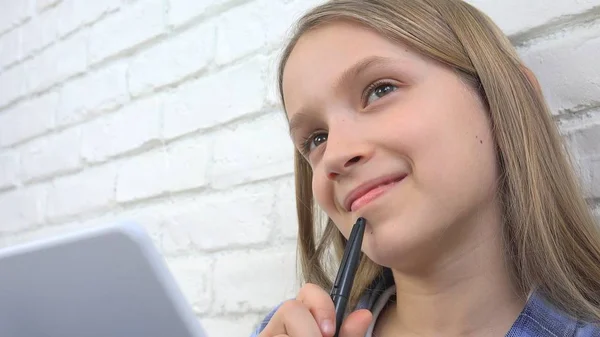 Enfant Écrivant Sur Tablette Enfant Étudiant Adolescente Apprenant Pour Classe — Photo
