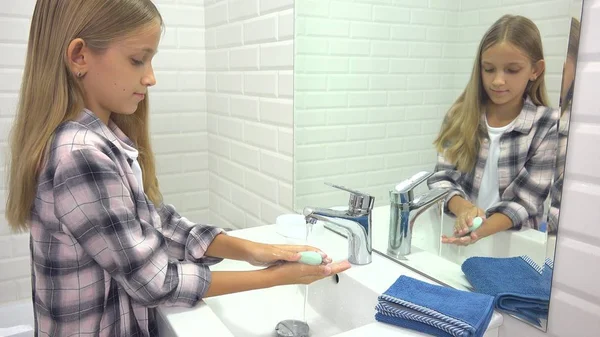 Enfant Lavant Les Mains Dans Salle Bain Enfant Utilisant Savon — Photo