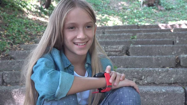 Smart Watch Παιδί Χρησιμοποιώντας Smartwatch Υπαίθρια Στο Πάρκο Παιδί Μιλώντας — Φωτογραφία Αρχείου