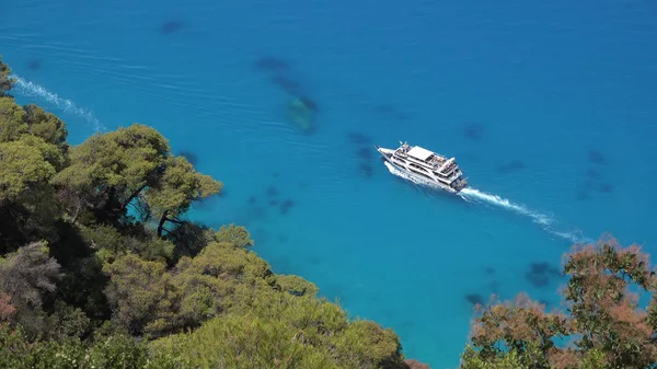 4k Gemi Tropikal Ada Sahillerine Seyahat, Akdeniz Mavi Dalgaları Manzarası, Deniz Manzarası, Tekne Gezisi, Tatil Halkı, Deniz Burnu