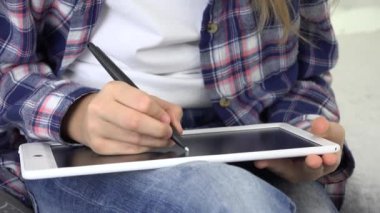 Çocuk Oyun Odası 'nda Tablet Oynuyor, Okul Ödevi Yazıyor, Okul Bahçesi Çalışan Genç Kız, Çocuk Eğitimi