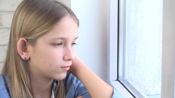 Droevig Kind Zoek Naar Raam Ongelukkig Kind Verveeld Nadenkend Meisje — Stockvideo