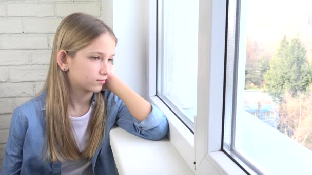 Niño Triste Mirando Por Ventana Niño Infeliz Chica Aburrida Pensativa — Vídeos de Stock