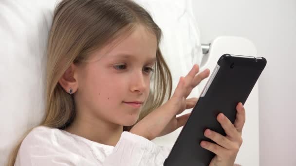 Çocuk Yatakta Tablet Oynuyor Çocuk Dokunmatik Ekran Telefonunda Nternet Taranıyor — Stok video