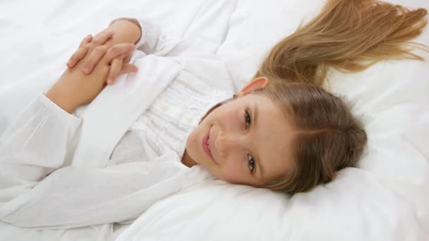 孩子睡不着 孩子睡觉前在床上玩耍 叫醒少女放松 在家里大笑 — 图库视频影像