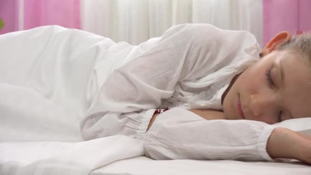 ベッドで寝る子供 ベッドルームで寝る子供の肖像画 10代の女の子秋の眠り — ストック動画