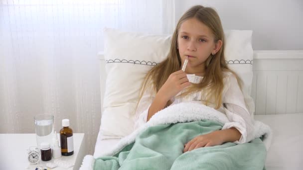 Yataktaki Hasta Çocuk Termometredeki Hasta Çocuk Hastanedeki Genç Kız Haplar — Stok video