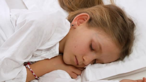 Gyerek Alszik Ágyban Gyermek Portré Hálószoba Tini Lány Elalszik — Stock videók