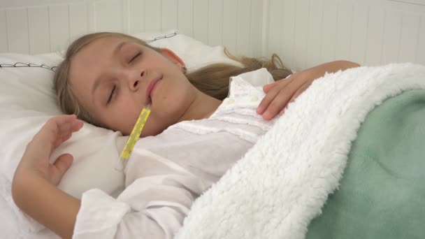 Ziek Kind Bed Ziek Kind Met Thermometer Slapend Meisje Het — Stockvideo