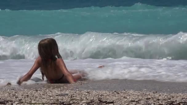 Çocuk Gün Batımında Sahilde Oynuyor Çocuk Deniz Dalgalarını Izliyor Kız — Stok video