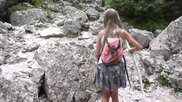 Kid Walking Skogen Barn Bergen Tonåring Flicka Leker Camping Äventyr — Stockvideo