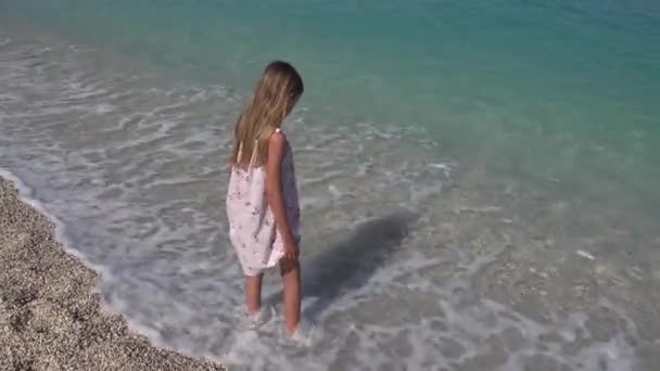 Kid Spelen Het Strand Kind Kijken Naar Zee Golven Meisje — Stockvideo