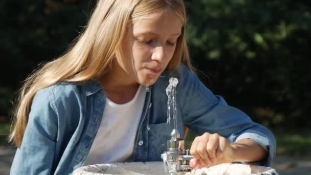 Kind Trinkt Wasser Aus Öffentlichem Brunnen Kind Park Kleines Mädchen — Stockvideo