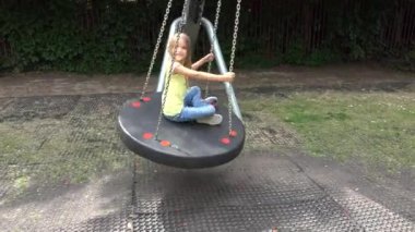 Çocuk dışarıda sallanıyor, çocuk oyun bahçesinde oynuyor, Mutlu Gülen Kız parkta oynuyor, çocuklar dışarıda.