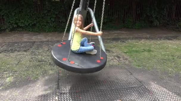 Kid Swinging Outdoor Játszik Játszótéren Boldog Mosolygós Lány Játszik Parkban — Stock videók