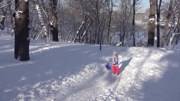 Kölyök Sledding Hóban Gyermek Játszik Télen Kislány Sledging Szabadban Parkban — Stock videók