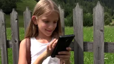 Akıllı Telefon Oynayan Çocuk, Tablet 'te İnternet Taraması, Doğada Teknoloji Kullanan Genç Kız 
