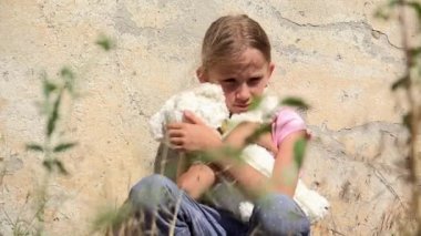 Harabelerde Terk Edilmiş Üzgün Çocuk, Mutsuz Başıboş Çocuk, Üzgün Zavallı Kız, Evsiz Kız 