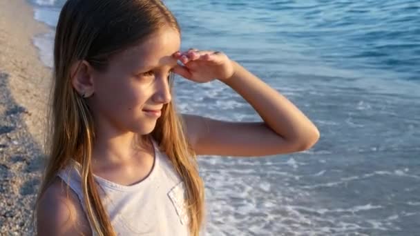 Kid Spelen Het Strand Zonsondergang Kind Kijken Naar Zee Golven — Stockvideo