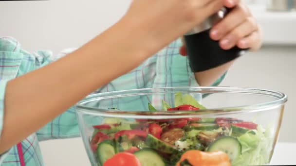 Niño Comiendo Ensalada Verde Niño Cocina Adolescente Cooker Girl Come — Vídeos de Stock