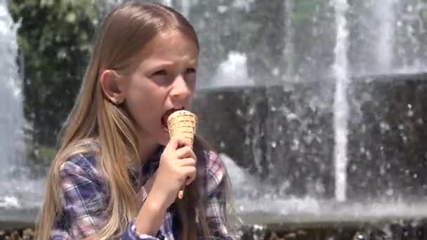 子供は公園でアイスクリームを食べます 暑いトロリッドの夏の日の子供 噴水屋外による10代の女の子 — ストック動画