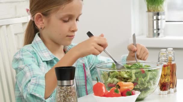 Kind Isst Grünen Salat Kind Der Küche Teenager Kochmädchen Isst — Stockvideo