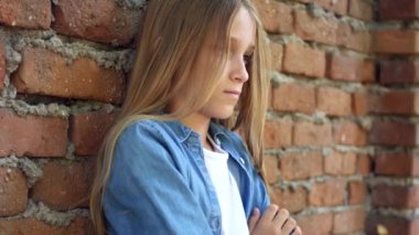 Üzgün Çocuk, Mutsuz Çocuk, Düşünceli Zorba Genç Kız Park 'ta, Çocuklar Üzüntü, Depresyon Portresi