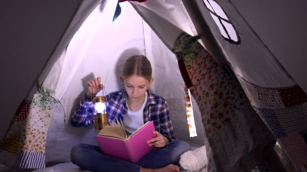 Gyerek Olvasás Gyermek Tanul Éjszaka Tinédzser Lány Játszik Játszószobában Tanulás — Stock videók