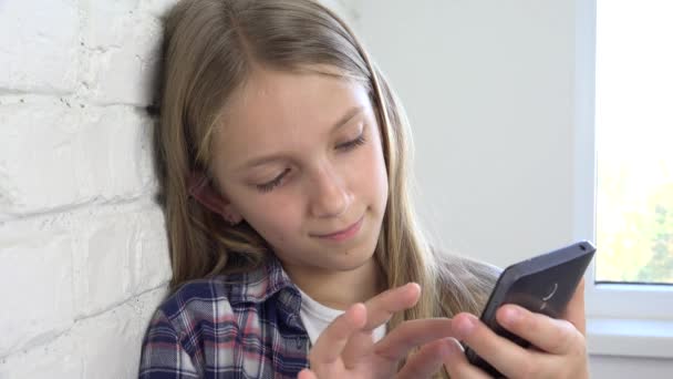 Kid Playing Tablet Criança Smartphone Adolescente Menina Leitura Mensagens Navegando — Vídeo de Stock