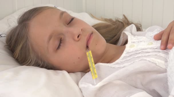 Ziek Kind Bed Ziek Kind Met Thermometer Slapend Meisje Het — Stockvideo
