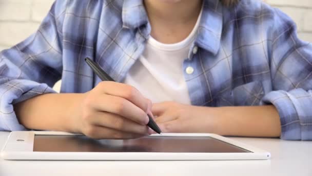 タブレットで学ぶ子供 学校のクラスで書く子供 10代の女の子宿題をする学習 子供の教育 — ストック動画