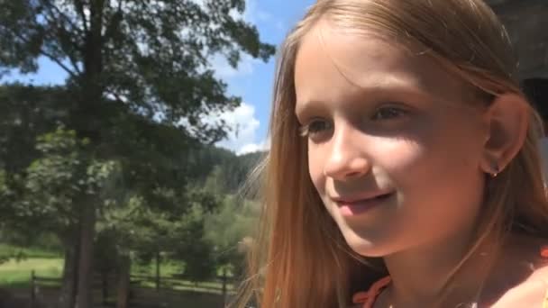 Kid Traveling Train Criança Turista Olhando Janela Girl Camping Adventure — Vídeo de Stock