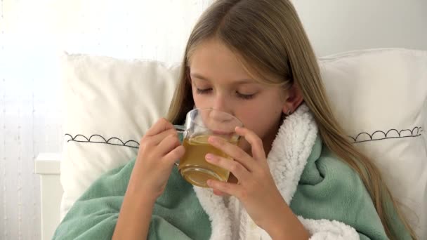 生病的孩子喝茶 生病的孩子在床上 痛苦的女孩 病人在医院 — 图库视频影像