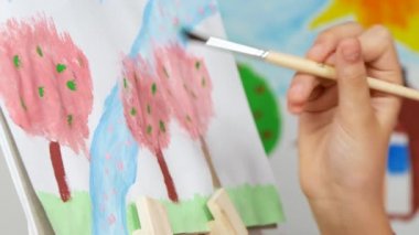 Easel 'de Çocuk Ressamı, Atölye Sınıfında Okul Çocuğu, Sanat Sanatında Çalışan Genç Kız, Çocuk Eğitimi