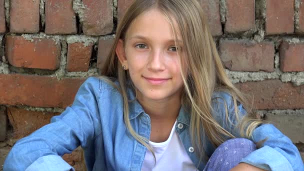 Дитячий Портрет Дитина Посміхається Камеру Задумливо Щаслива Дівчинка Підліток Обличчя — стокове відео