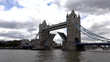 Londra Kulesi Köprüsü Timelapse, Thames Nehri Görünümü Gemi ve Tekneler Cruise ile