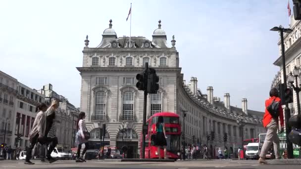 Londyn Samochody Ruch Piccadilly Circus Ludzie Spacerujący Crossing Street — Wideo stockowe