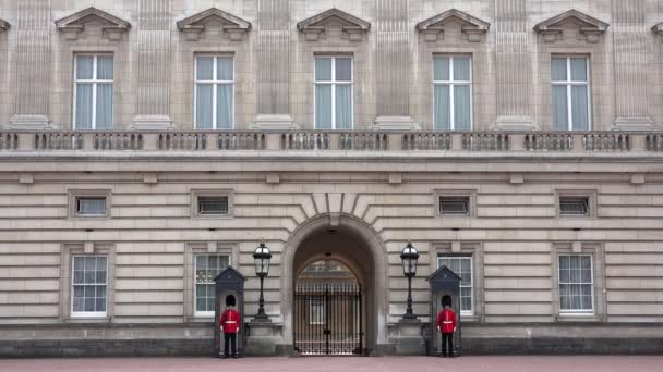 Palácio Buckingham Londres Guarda Inglesa Armada Marchando Guardando — Vídeo de Stock