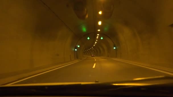 Voiture de conduite de la circulation sur l'autoroute, tunnel routier, métro, conducteur voyageant Pov 