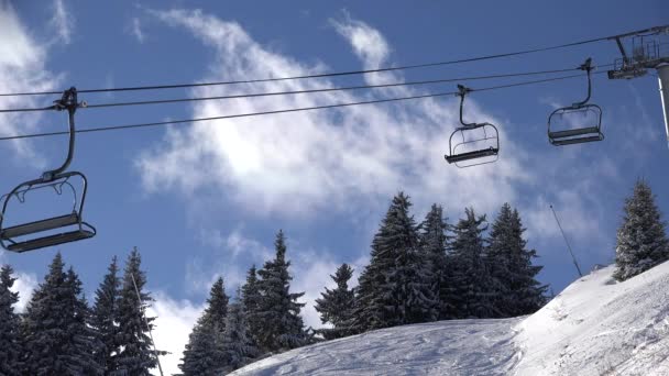 チェアリフト アルプスのスキーリフト アルパインケーブルカー 冬のスポーツ 観光客スキー — ストック動画