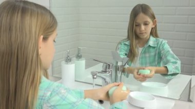 Çocuk Banyo 'da Elleri Yıkama, Çocuk Sabun ve Su Kullanımı, Kız Sağlık Hizmetleri