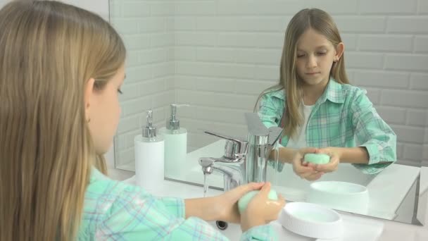 Kid Tvätt Händer Badrum Barn Använda Tvål Och Vatten Flicka — Stockvideo