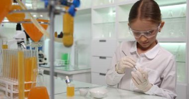 Okul Laboratuvarında Kimyasal Deney Yapan Çocuk, Fen Sınıfında Öğrenci Çocuk, Laboratuvarda Kız