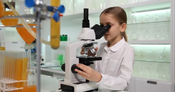 Kid Usando Microscópio Laboratório Química Escolar Criança Estudante Estudando Laboratório — Vídeo de Stock