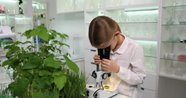 School Kid Studiuje Mikrobiologię Laboratorium Student Child Używa Mikroskopu Klasie — Wideo stockowe