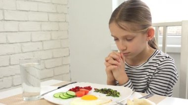 Çocuk Mutfakta Kahvaltı Yemeden Önce Dua Ediyor, Çocuk Yemeye Hazırlanıyor, Dini Bakış