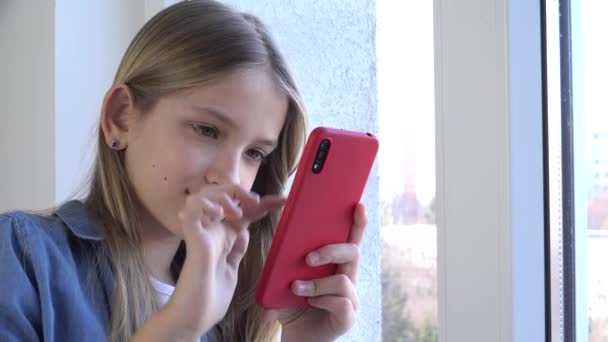 Criança Usando Smartphone Criança Brincando Telefone Inteligente Menina Adolescente Comunicando — Vídeo de Stock