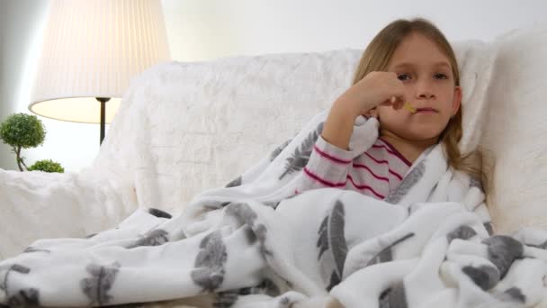 Άρρωστο Παιδί Στο Κρεβάτι Μικρό Παιδί Θερμόμετρο Απομονωμένο Κορίτσι Στο — Αρχείο Βίντεο