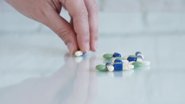 Las Píldoras Dosificación Mujer Enferma Para Tratamiento Diario Medicamentos Para — Vídeo de stock