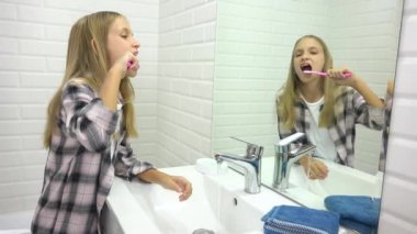 Banyoda Bebek Dişlerini Fırçalayan Çocuk, Diş fırçasıyla Çocuk Yıkama, Aynadaki Kız
